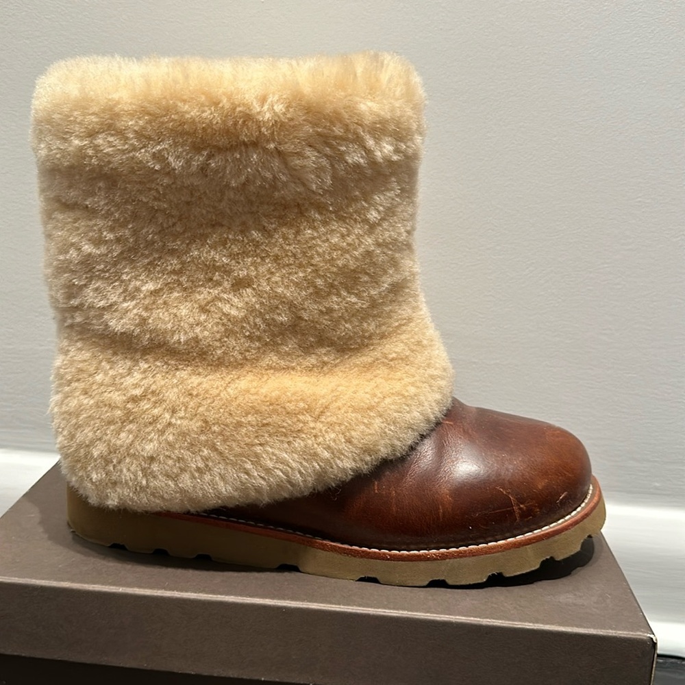 Ugg Marylin Boots size 6 excellent condition. Worn only a handful of times.
